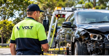 13_worker_and_damaged_car